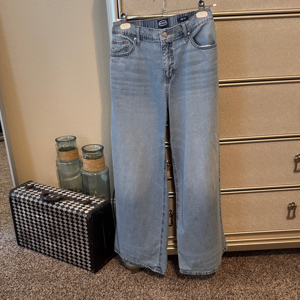 Stylish Light Blue Wide-Leg Jeans